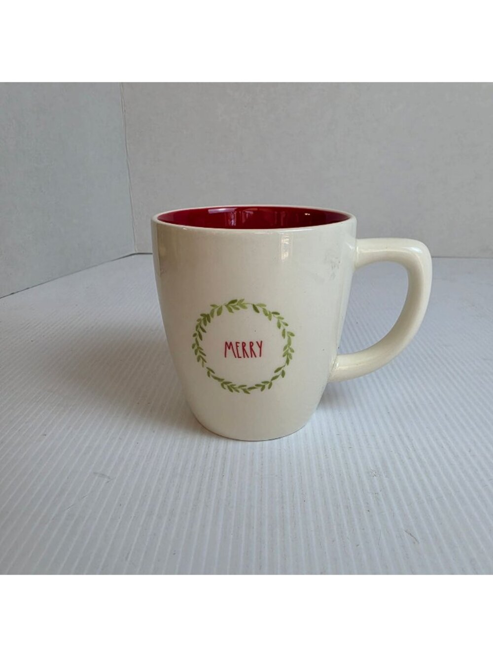 RAE DUNN ARTISAN COLLECTION BY MAGENTA WREATH COFFEE TEA COCOA CUP/MUG CHRISTMAS